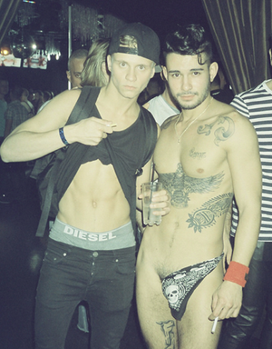 RICKY-PINCHES-HERMOSO ROMÁN