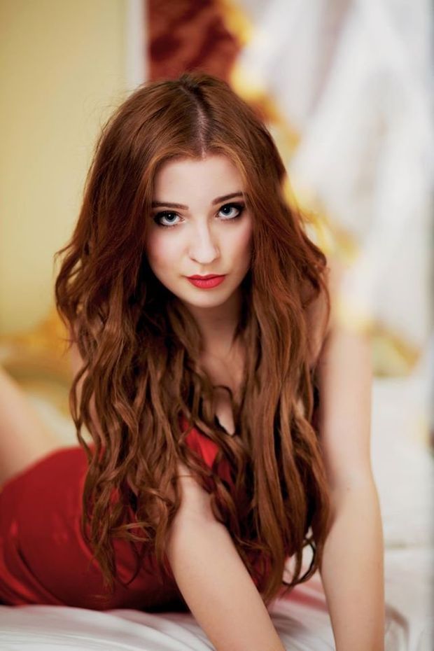 Smoking hot redhead chick posing
