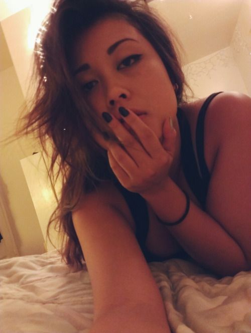 treesheahh:

I’m a cat. And I painted my claws black. Thumbs...