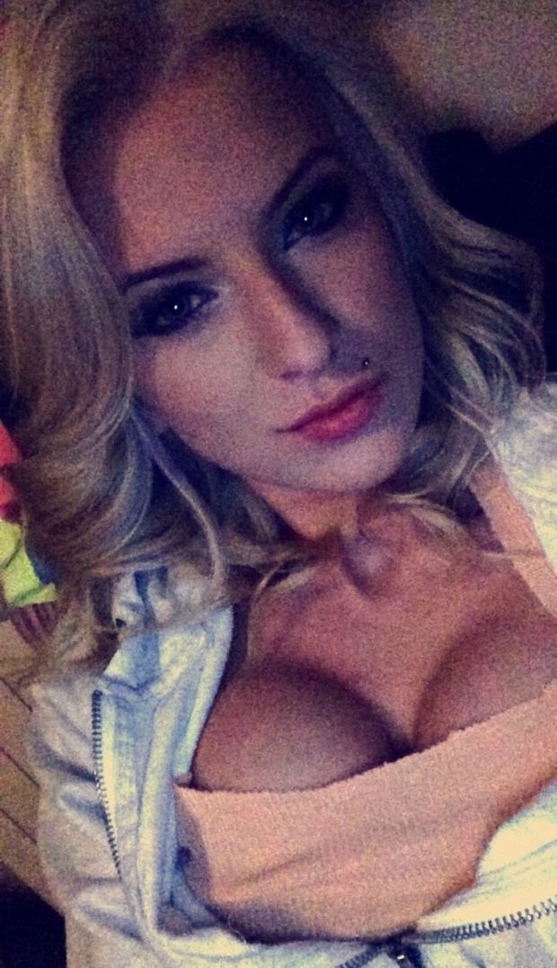 Busty bimbo selfie