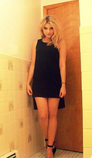 Hrony party chick before cock sucking i the nightclub restroom stall