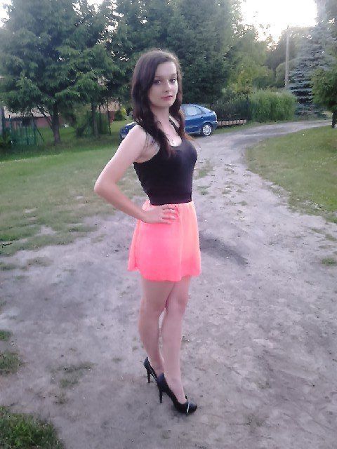 Outdoor slim brunette