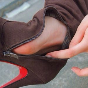 footyummy24:Candid of My twin sister heidi peeling off her sexy heel boots #candidfeet #candid #sisterfeet #feet #sexy #soles #twin #twinfeet