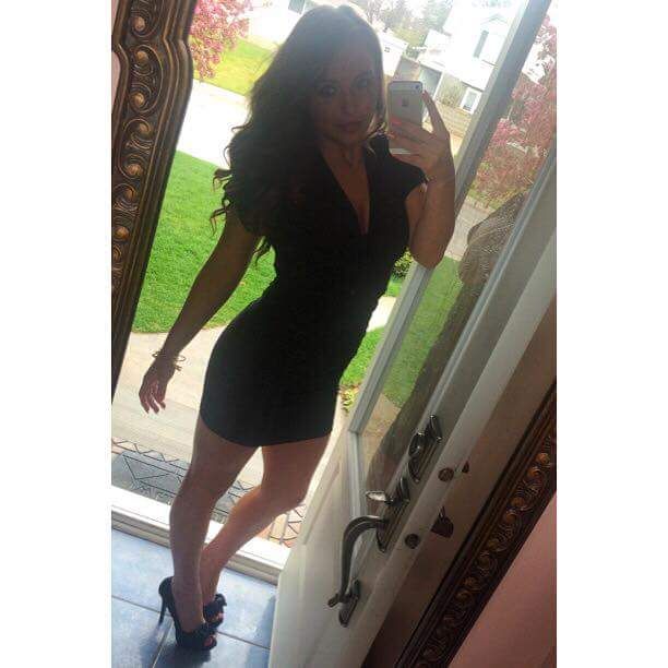 Alexis Frulling takes full body Selfie