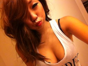 minimarshuu:I want Hooters tank top for Christmas. Blah...