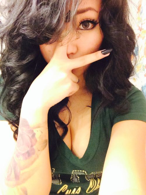 minimarshuu:Black eyeliner, black hair, black...