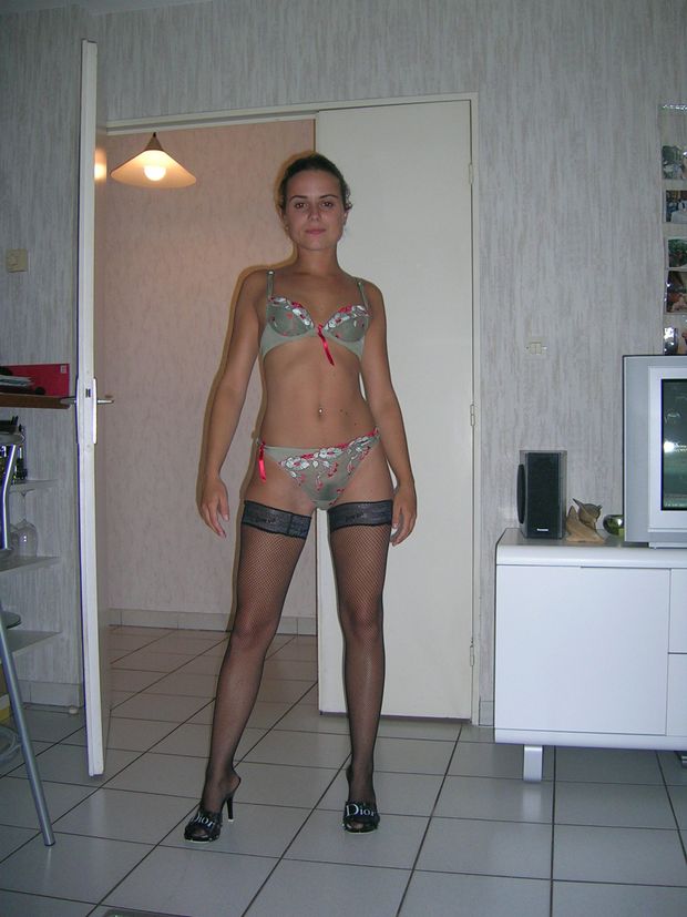 Amateur Girls Posing In Sexy Lingerie 129