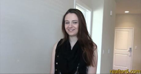 Sexy teen realtor makes the sale of the house with her pussy