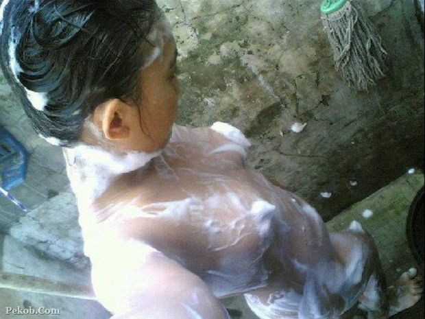 Ngintip Cewek Kosan Mandi Bugil