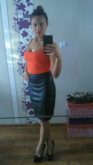 Selfshot in leather pencil skirt