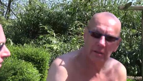 Spectaculaire gangbang challenge for 8 old men and one horny girl!