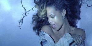 RIHANNA’S NEW NSFW VIDEO CAME OUT AND THE WORLD WENT NUTS