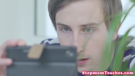 Stepmom facesitting in trio with teen babe