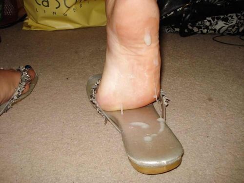 myxhandjobs:Cum on my princess sandal