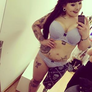 Sexy curvy girl inked up