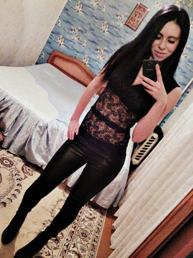 Selfie from dark hair bimbo