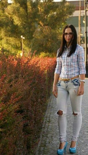 Nasty brunette posing outdoor in her fav jeans, worn not coincidentally