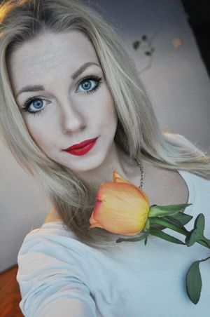 Dolled up bimbo and her bimbo face selfie