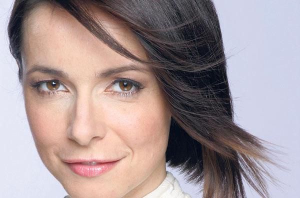Connue pour son intégrité journalistique, la justesse de son jugement & sa beauté exceptionelle