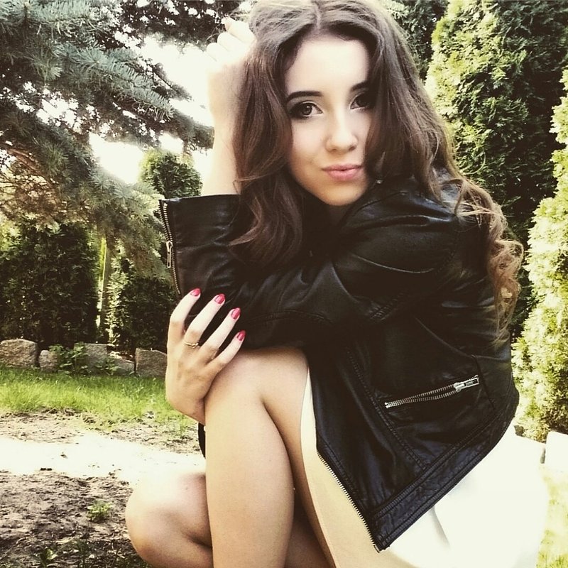 Pretty face brunette posing