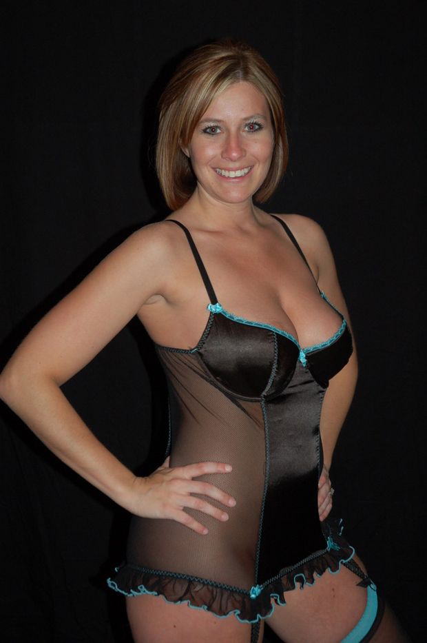 Amateur Girls Posing In Sexy Lingerie 222