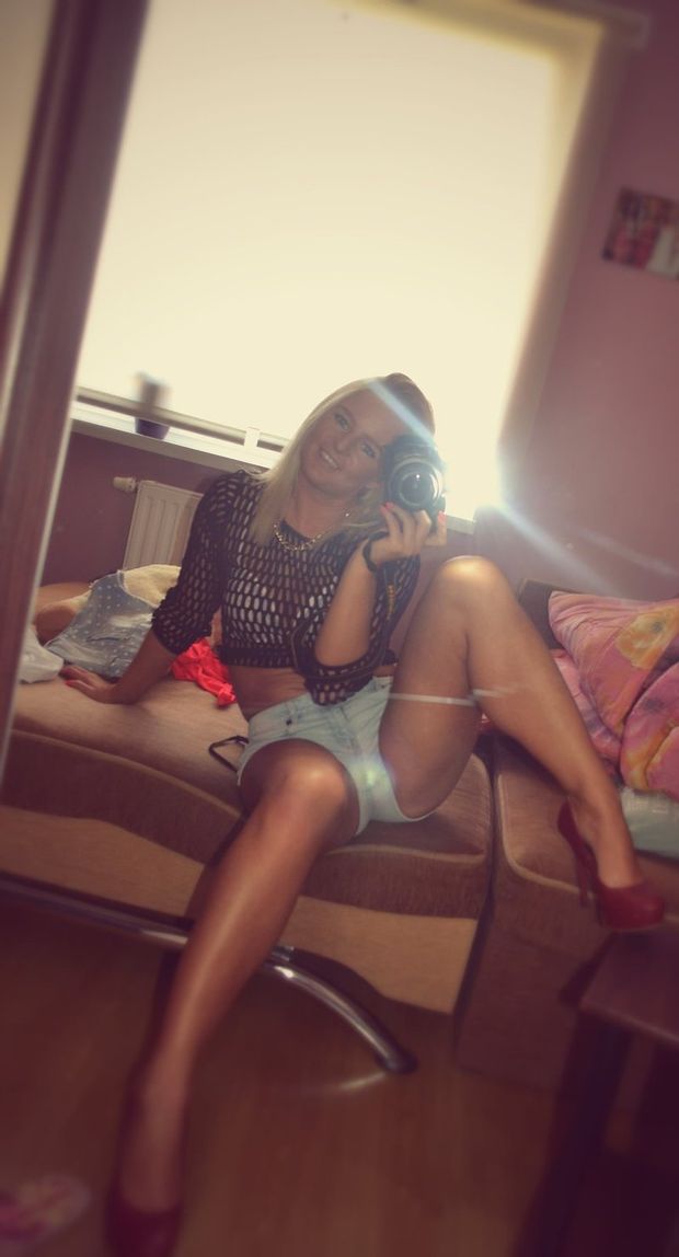 Blonde bimbo spreading her legs for mirror shot