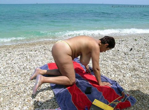 Busty older chuby brunnette naked at the Beach