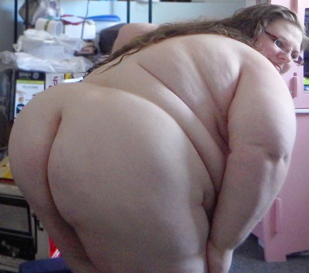 Giant webcam sex BBW shows her large ass. Self shot of a big fat girl