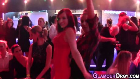 Les ho licks at party