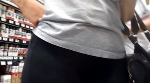 Candid Mexican milf in tights.