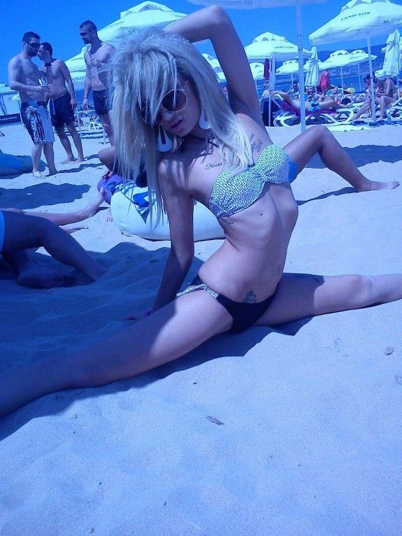 Cutie doing the splits