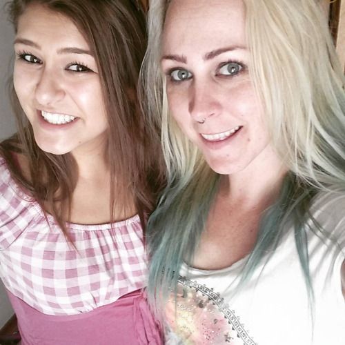 Dinner time with @mariahpinkitty then playtime on #KiittyCam