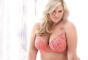 Ashley Graham 5ft9in (175 cm) 170lbs (77 kg)