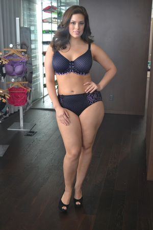 Ashley Graham 5ft9in (175 cm) 170lbs (77 kg)