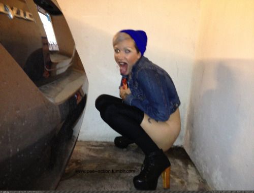 pee–action:

follow for more hot peeing ladies!