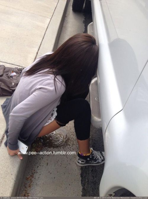 pee–action:
follow for more hot peeing ladies!
