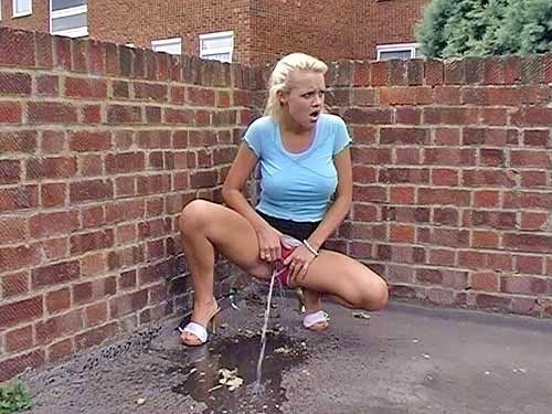 my-hidden-garden:Blonde pissing MILF in her courtyard