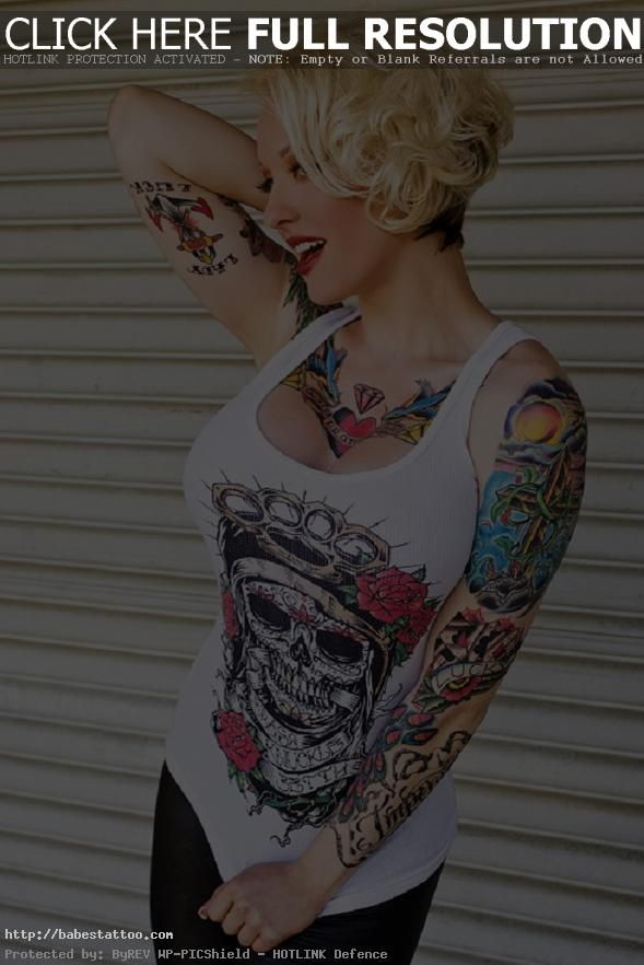 Big tits latina tattooed girl with super sexy smile and skull t-shirt very sexy