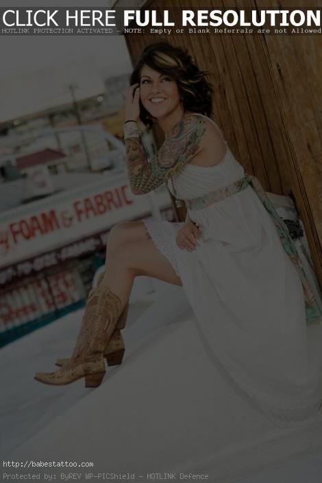 Sexy milf girlfriend of a cowboy with amazing inked skin and sexy body love to be sexy when him come from the work