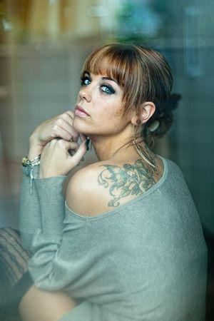 Mature pussy very inked on her back going naked