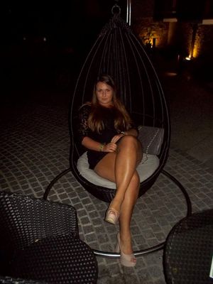 Leggy and curvy party chick