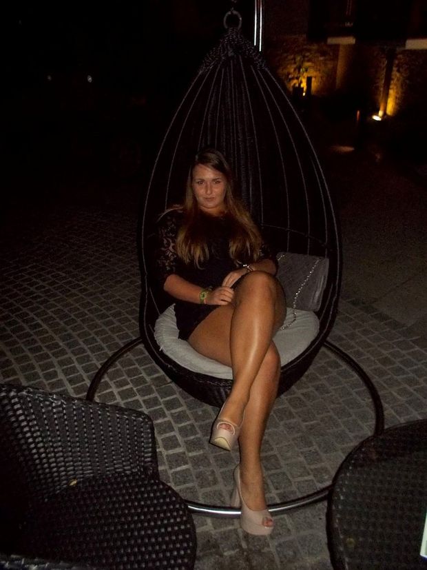 Leggy and curvy party chick