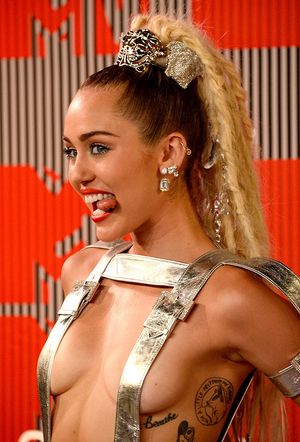 Miley Cyrus vma awards 2015