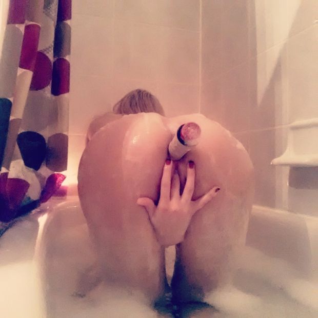 Anal Vibe And Pussy Fingering Bathtub Pic