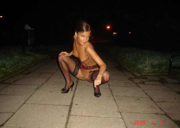Horny hot girlfriend looking for new experiences in the park