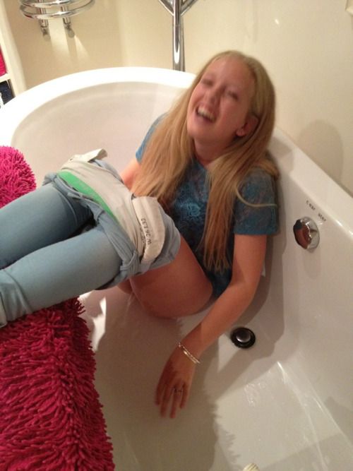 jsgirlspissing:
Girls Peeing / Piss Fetish Blog JSGirlsPissing