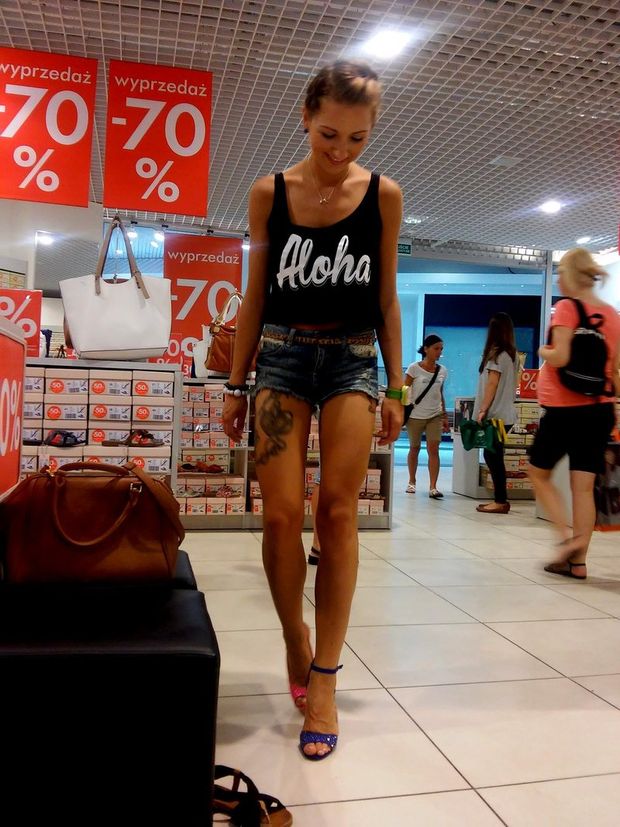 Tanned leggy chick looking for some sexy shoes
