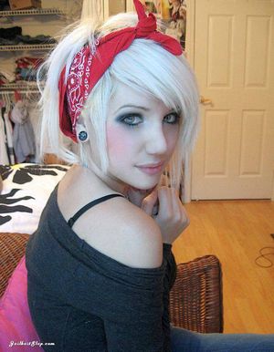 Platinum emo girl ready for a load