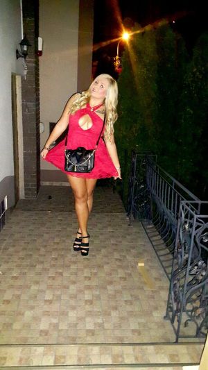 Clevy bimbo blonde going out