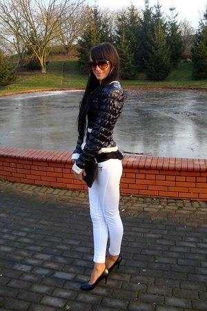 Dark hair slim chick posing outdoors
